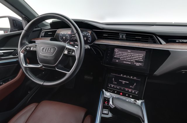 2019 Audi e-tron — photo 3 of 22