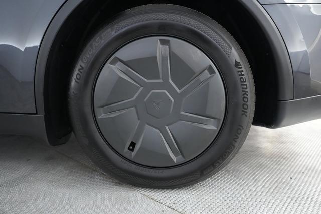 2026 Tesla Model Y — photo 7 of 22