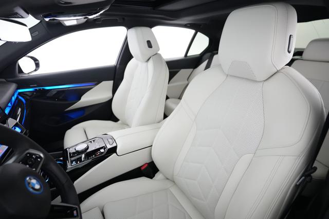 2025 BMW i5 — photo 3 of 21