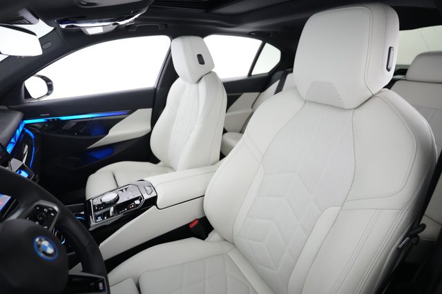 2025 BMW i5 — photo 3 of 21