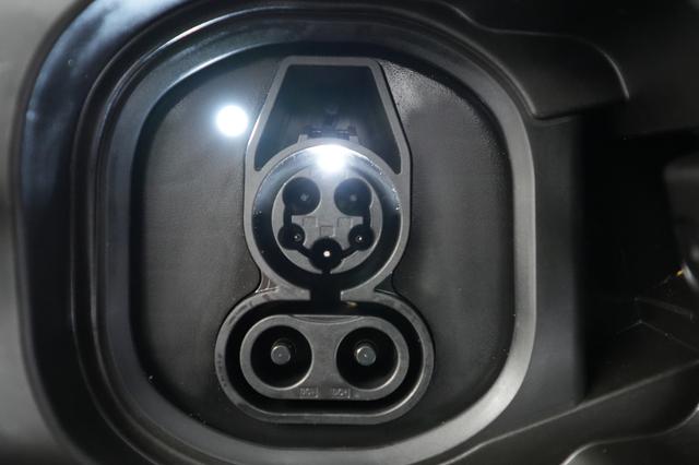 2025 BMW i5 — photo 8 of 21