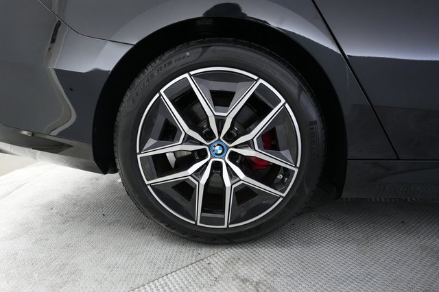 2025 BMW i5 — photo 17 of 21