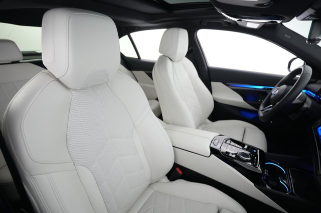 2025 BMW i5 — photo 18 of 21