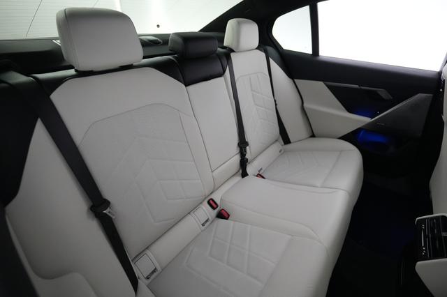 2025 BMW i5 — photo 4 of 21