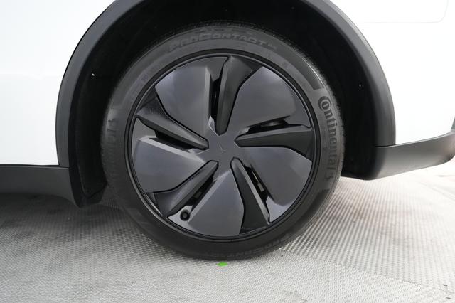 2026 Tesla Model Y — photo 7 of 23