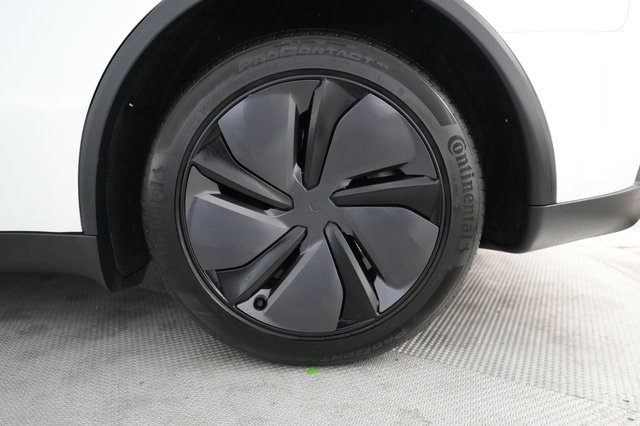 2026 Tesla Model Y — photo 7 of 23