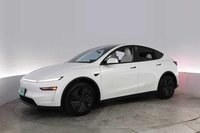 2026 Tesla Model Y — photo 14 of 23