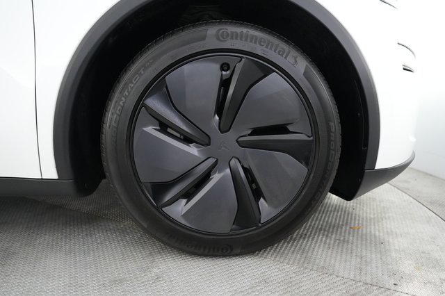 2026 Tesla Model Y — photo 16 of 23