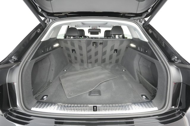 2019 Audi e-tron — photo 21 of 31