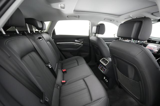 2019 Audi e-tron — photo 4 of 31