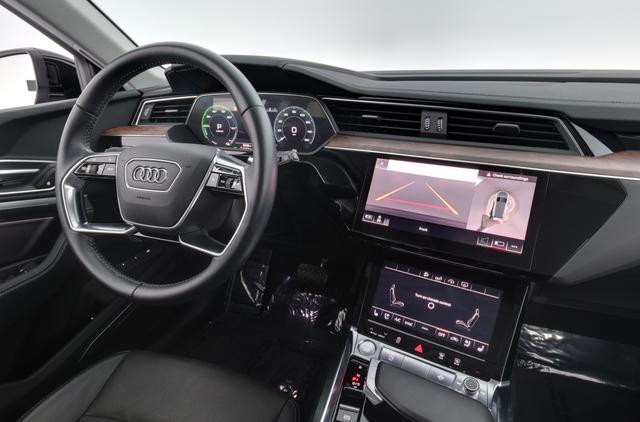 2019 Audi e-tron — photo 3 of 31