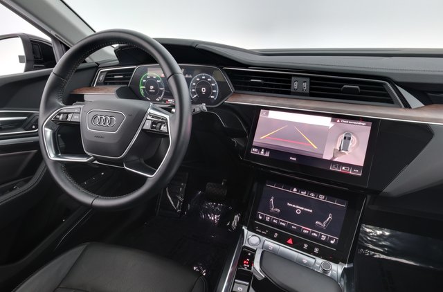 2019 Audi e-tron — photo 3 of 31
