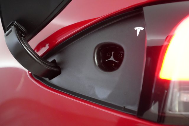 2022 Tesla Model S — photo 8 of 24