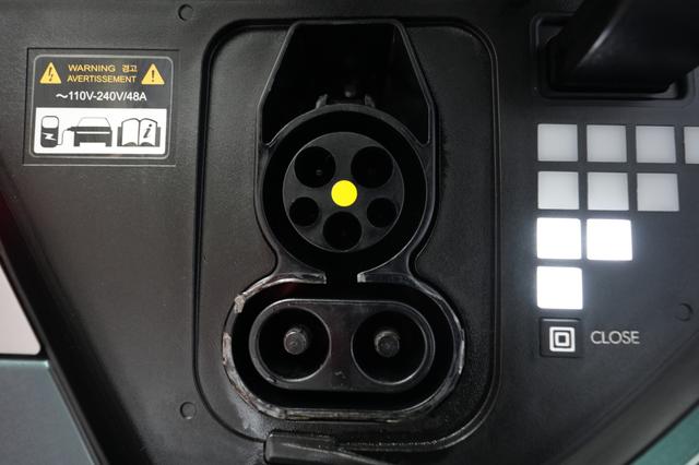 2024 Hyundai IONIQ 5 — photo 8 of 27