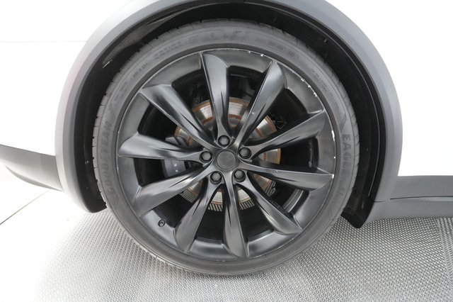 2020 Tesla Model X — photo 15 of 39