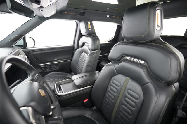 2023 Rivian R1T — photo 3 of 25