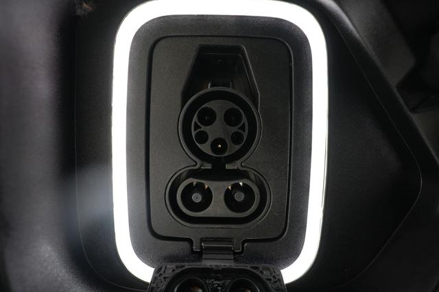2023 Rivian R1T — photo 8 of 25