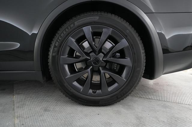 2023 Tesla Model X — photo 7 of 26