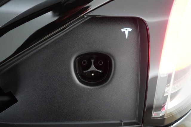 2023 Tesla Model X — photo 8 of 26