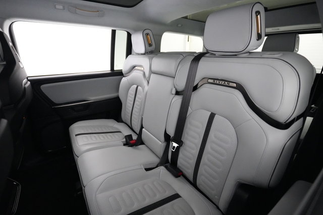 2025 Rivian R1S