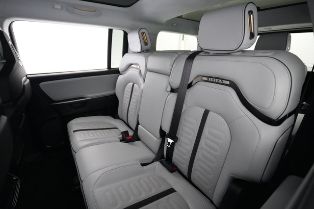 2025 Rivian R1S — photo 19 of 24