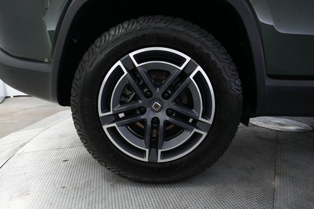 2025 Rivian R1S — photo 17 of 24