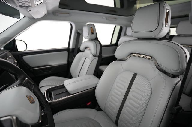 2025 Rivian R1S