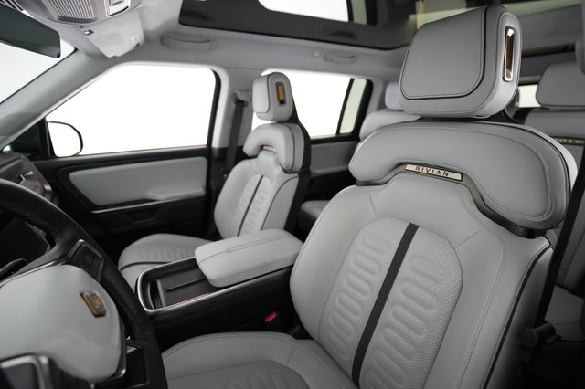 2025 Rivian R1S — photo 3 of 24
