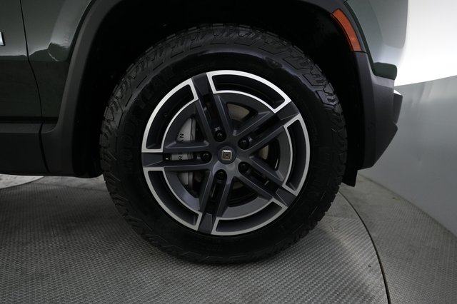 2025 Rivian R1S — photo 16 of 24