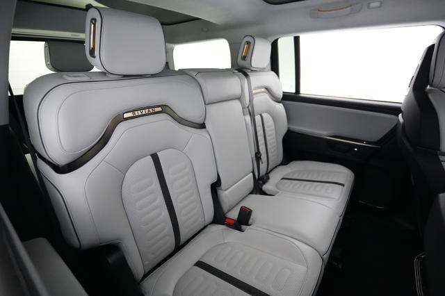 2025 Rivian R1S — photo 4 of 24