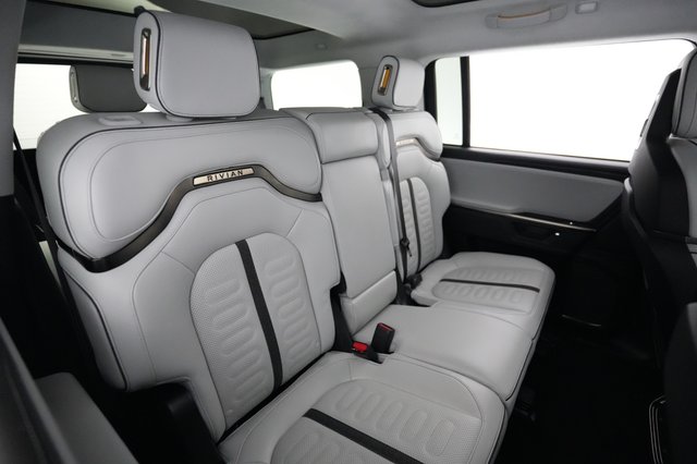 2025 Rivian R1S — photo 4 of 24