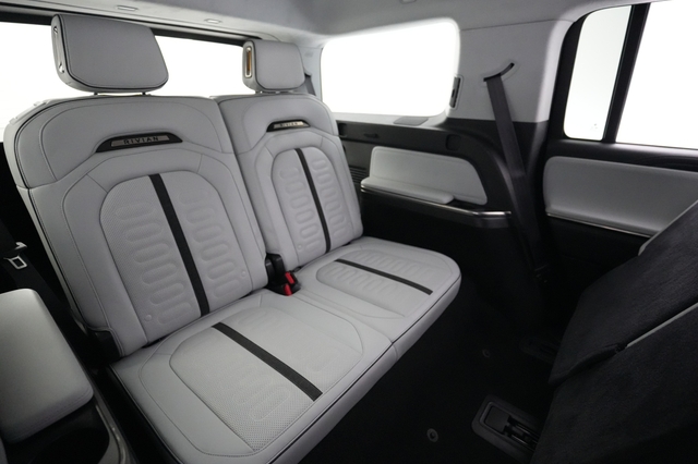 2025 Rivian R1S