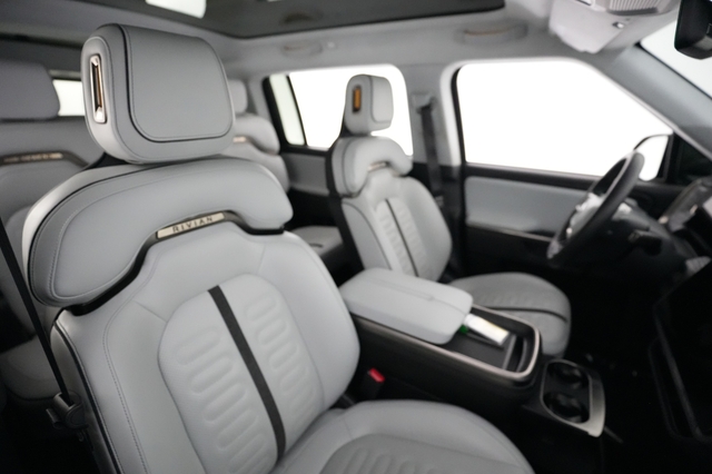 2025 Rivian R1S