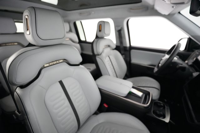2025 Rivian R1S — photo 18 of 24
