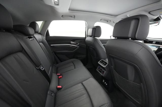 2019 Audi e-tron — photo 3 of 31