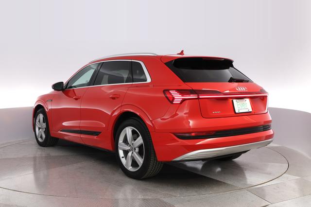 2019 Audi e-tron — photo 10 of 31