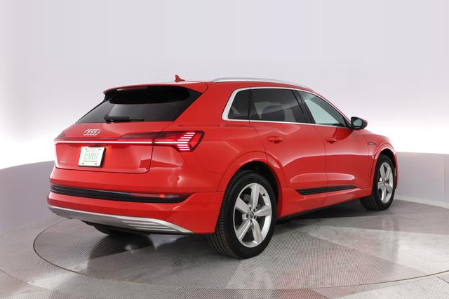 2019 Audi e-tron — photo 8 of 31