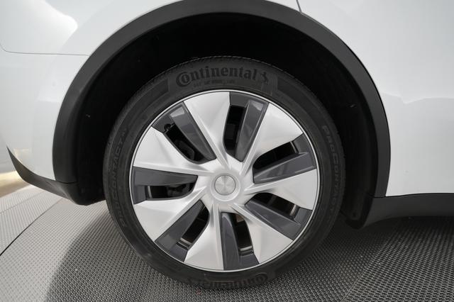 2023 Tesla Model Y — photo 7 of 22