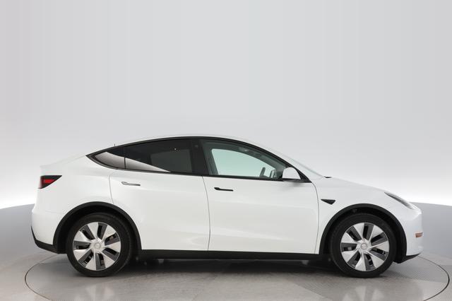 2023 Tesla Model Y — photo 10 of 22