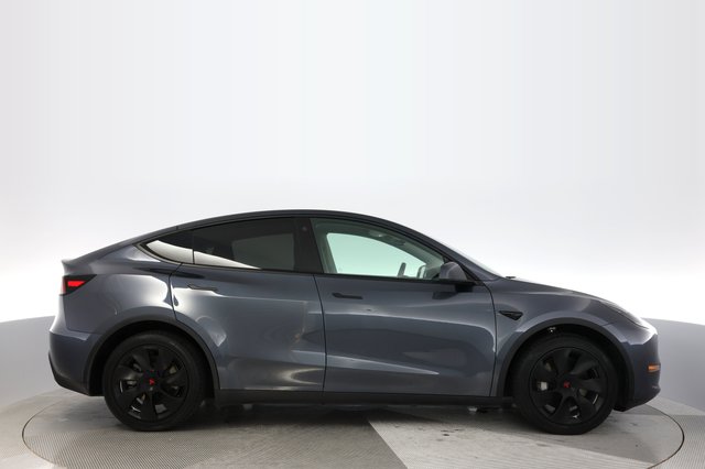 2022 Tesla Model Y — photo 10 of 24