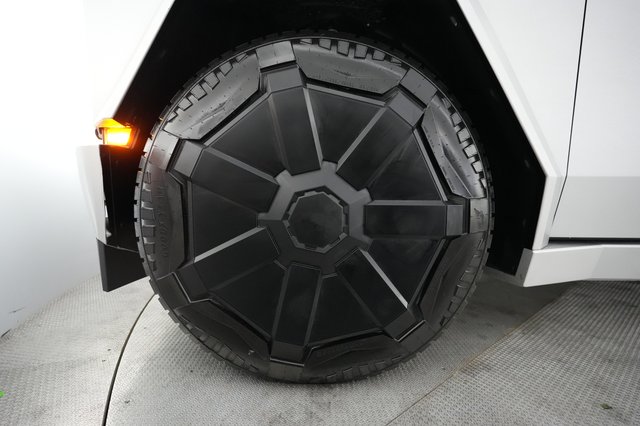 2024 Tesla Cybertruck — photo 9 of 22