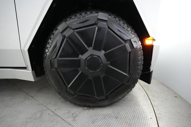2024 Tesla Cybertruck — photo 10 of 22