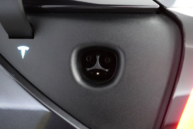 2025 Tesla Model 3 — photo 8 of 23