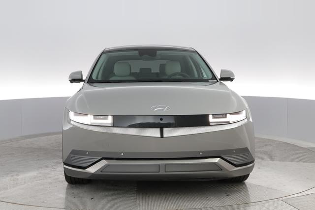 2022 Hyundai IONIQ 5 — photo 7 of 33