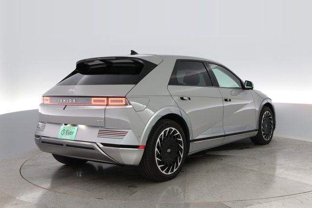 2022 Hyundai IONIQ 5 — photo 2 of 33