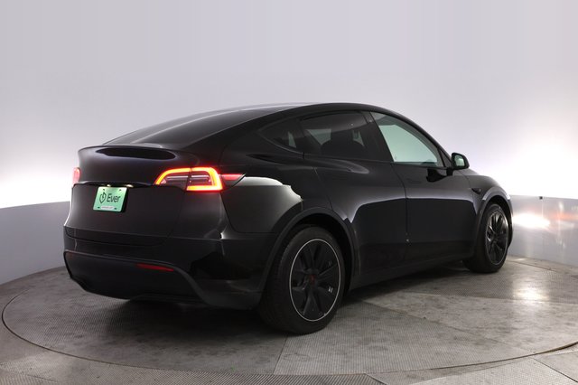 2022 Tesla Model Y — photo 2 of 28