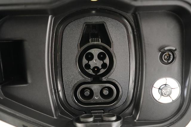 2025 Ford F-150 Lightning — photo 8 of 15