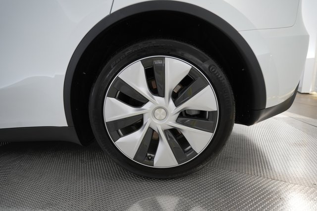 2023 Tesla Model Y — photo 16 of 24