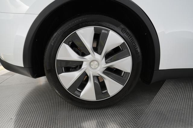 2023 Tesla Model Y — photo 7 of 24