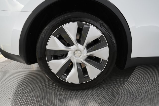2023 Tesla Model Y — photo 7 of 24
